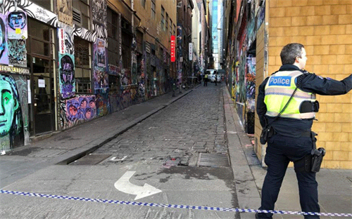 Police cordoned off Hosier Lane in Melbourne’s CBD after two jewellers subdued fugitive Jonathan Dick, who was wanted for murder. Image credit: ABC