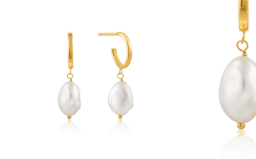 The mini hoop earrings with a baroque pearl drop by Ania Haie.