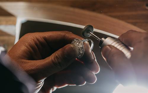 Apprentices can learn from multiple mentors, each bringing their strengths and weaknesses to the process. This contributes to the creation of a more versatile jeweller.