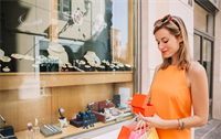 The latest analysis of sales at independent jewellery stores in Australia revealed a slight decrease during April. | Source: Freepik