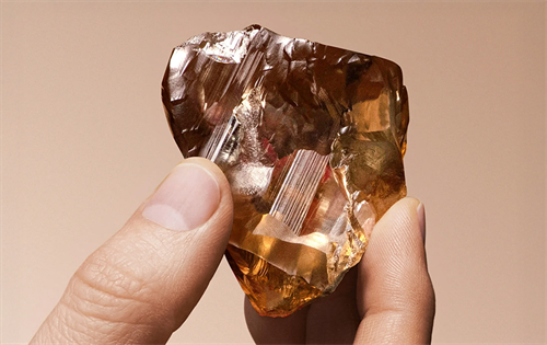 Russian diamond producer Alrosa has announced the discovery of a 468-carat diamond, which it claims is the largest gemstone-quality rough in the country’s history. | Source: Bloomberg/Alrosa PJSC