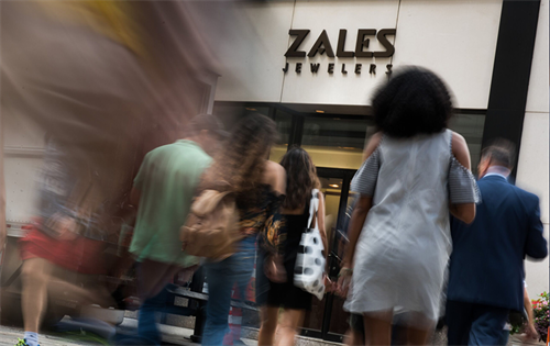 Revenue at the world’s largest diamond jewellery retailer, Signet Jewelers, improved in the first quarter following significant changes at the company. | Source: Crain's Cleveland/Bloomberg
