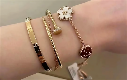 Authorities have announced the seizure of counterfeit jewellery, illegally branded as Cartier and Van Cleef & Arpels, carrying an estimated value of $USD25 million. | Source: Reddit