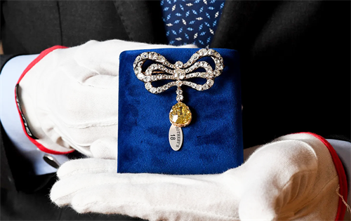 A special exhibition featuring the fashion and jewellery of Marie Antoinette will begin at London’s Victoria and Albert Museum in September. | Source: WWD