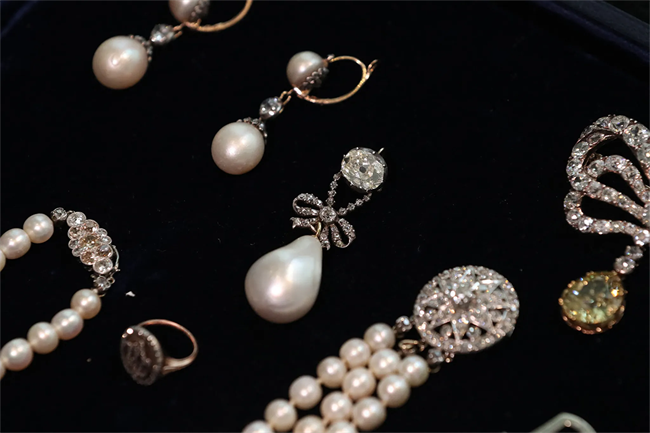 Marie Antoinette’s jewellery collection. Brooch featuring double ribbons studded with diamonds, suspended from a pearl, which was sold at auction in 2018.