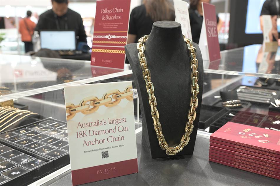 Palloys showcases an 18-carat gold diamond cut anchor chain.
