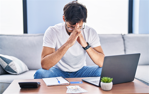 Recent reporting has highlighted mounting consumer frustration with online jewellery retail scammers in Australia. | Source: Freepik