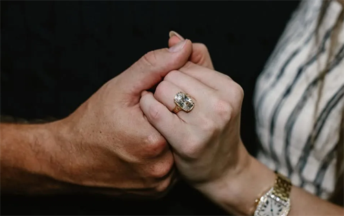 Focus on pop sensation Taylor Swift’s engagement ring has shifted from price to the historic diamond at its heart. | Source: Yahoo