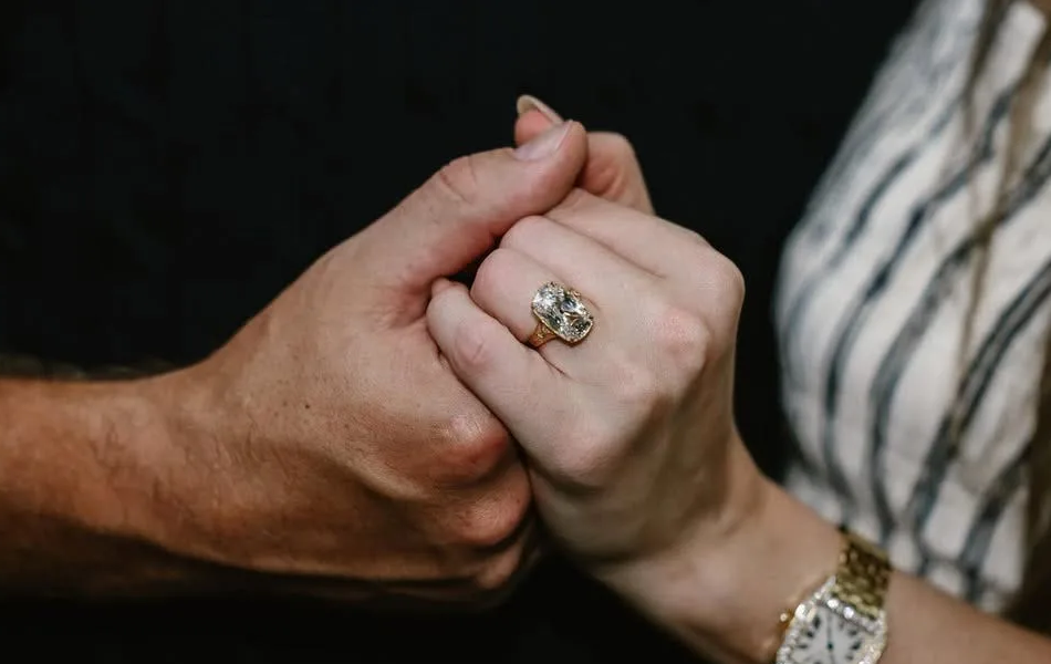 Focus on pop sensation Taylor Swift’s engagement ring has shifted from price to the historic diamond at its heart. | Source: Yahoo