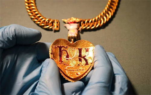 The British Museum has launched an appeal to permanently acquire a gold pendant described as one of the most ‘incredible’ pieces of English history ever unearthed. | Source: Yahoo News/PA Media
