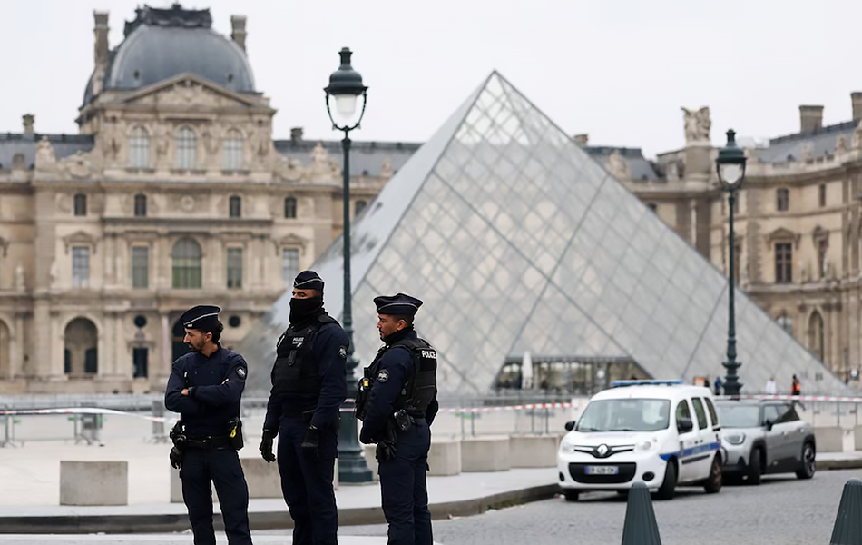 Two suspects have been arrested over the jewellery theft at the Louvre Museum in Paris earlier this month. | Source: ABC News/Gonzalo Fuentes/Reuters