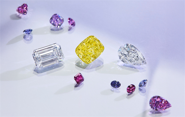 This collection combined diamonds from the Argyle Mine in Western Australia and the Diavik Mine in Canada. Together, they reflected the collaboration between two notable mining regions and the shared focus on responsible sourcing and traceable origin.
