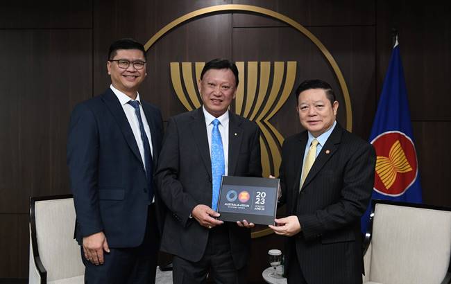 Angkham (Andy) Phanthapangna, Francis Wong OAM and ASEAN Secretary General Kao Kim Hourn. 