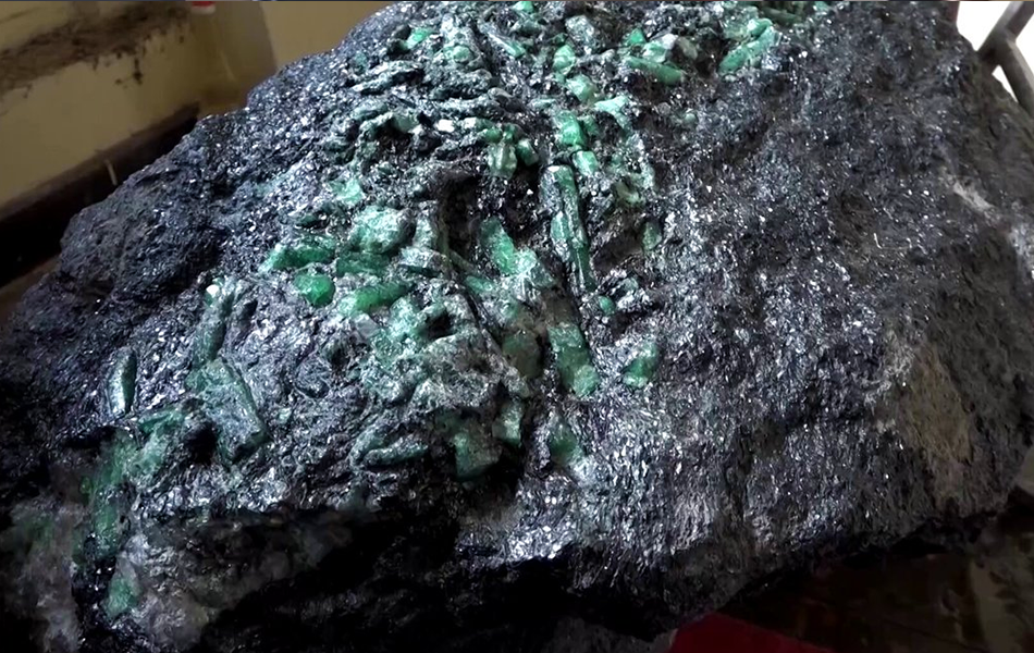 Amid extensive political turmoil in Madagascar, an unusual colour gemstone has been thrust into the spotlight. | Source: FRANCE 24 English