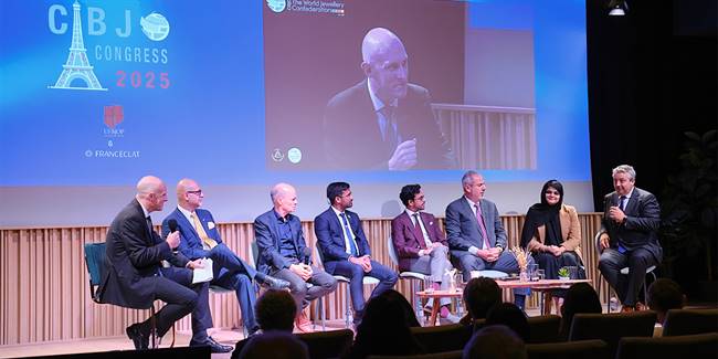 CIBJO Congress 2025: The panel discuss the current challenges facing the diamond industry. From left: Avi Krawitz (moderator) Mahiar Borhanjoo, (De Beers Group); David Kellie (Natural Diamond Council); Brijesh Dholakia (Hari Krishna Exports) Ravi Bhansali (AWDC) Yoram Dvash (WFDB); Wafa Jaffery (Dub