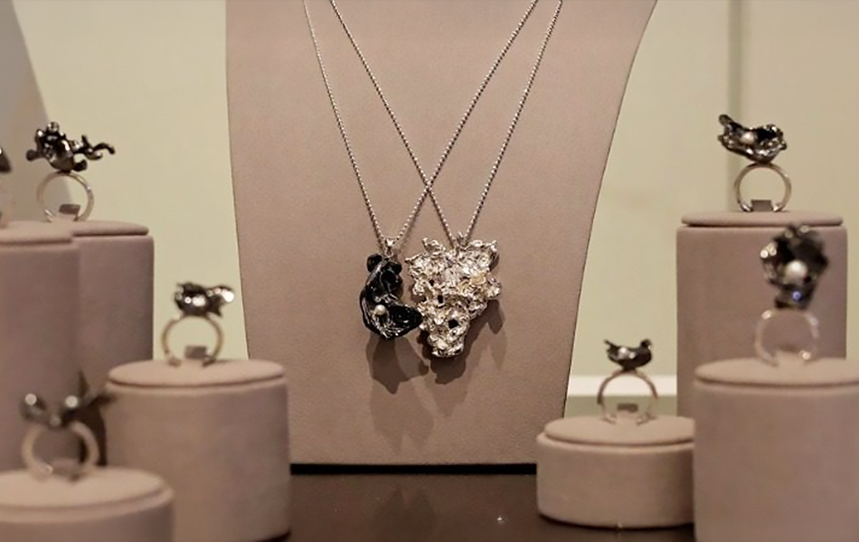 Some of the rare jewellery recovered from the criminal network. | Source: Greek Reporter/AMNA