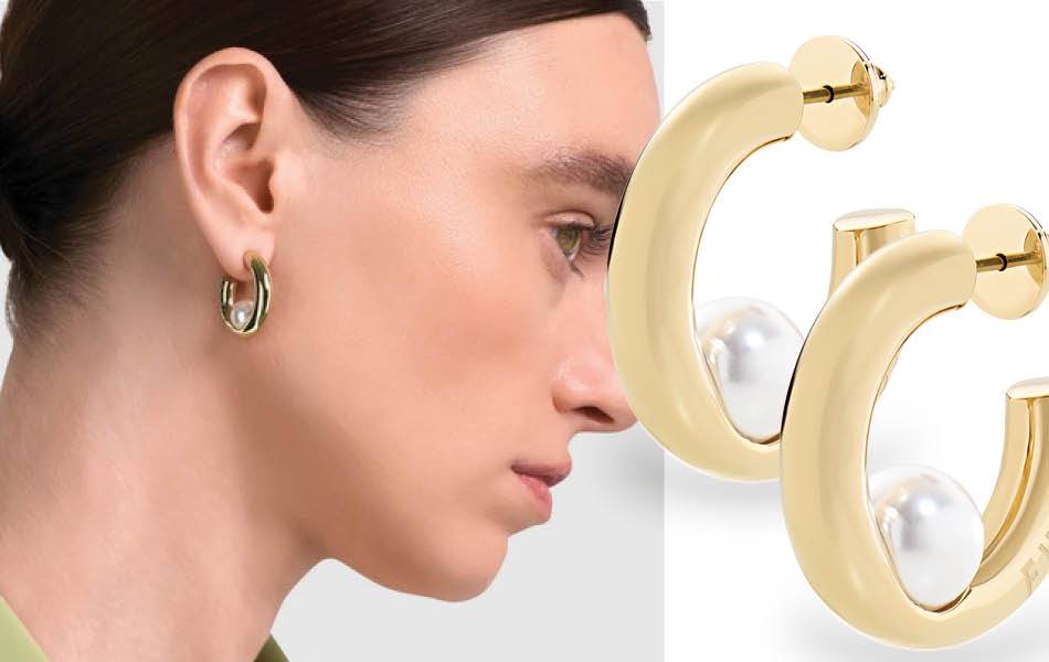 Bold, gold-tone stainless steel hoops with a luminous pearl accent. Modern elegance meets timeless design. Pair with Furla's pearl jewellery collection.