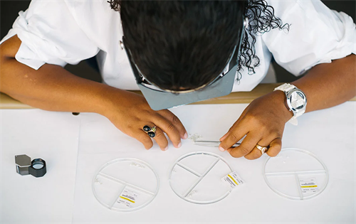 The De Beers Group has reportedly cut the number of sightholders that can purchase goods by as much as one-third. | Source: Rapaport/De Beers