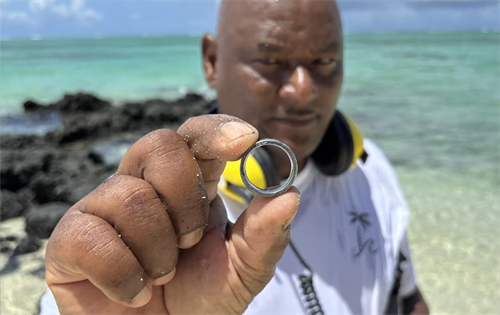 A fascinating report has been published detailing the exploits of jewellery hunter Zoël Manguillier, an expert in recovering lost valuables in Mauritius. | Source: The Wall Street Journal
