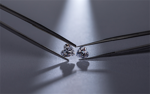 The debate between advocates of natural and lab-created diamonds has returned to the mainstream media in Australia. | Source: Shutterstock