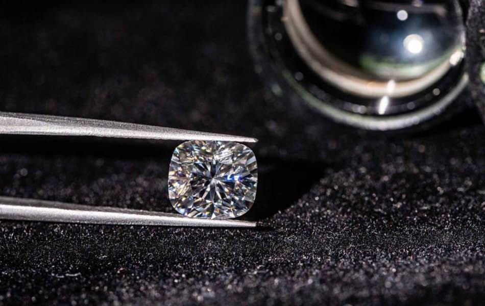 Tailored Jewellers Block insurance protecting against stock loss, theft, damage, & more. Retailers, wholesalers & manufacturers covered for confident business operations. | Source: Centrestone Jewellery Insurance