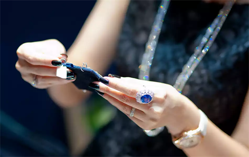 Jewellery sales rose at independent jewellery stores in Australia, according to the latest monthly report from Retail Edge Consultants.