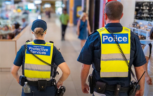Retail industry representatives have praised Victoria Police for the results of ‘Operation Pulse’, a blitz targeting criminals at shopping centres. | Source: Aussie Vibes Daily