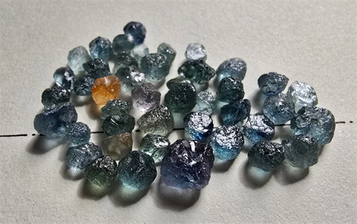 A rather unusual approach to proposal has gone ‘viral’ online, after a man proposed to his long-term partner with 100 pounds of sapphire gravel. | Source: r/Gemstones/Reddit