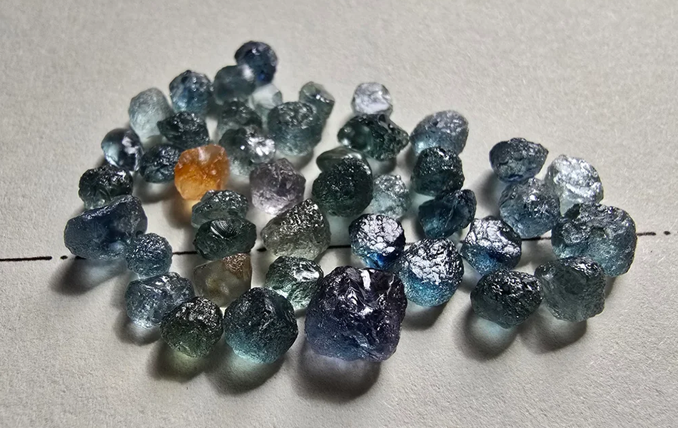 A rather unusual approach to proposal has gone ‘viral’ online, after a man proposed to his long-term partner with 100 pounds of sapphire gravel. | Source: r/Gemstones/Reddit
