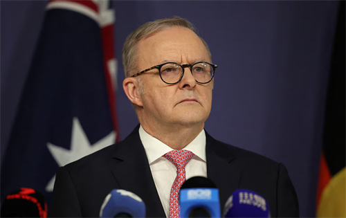 Australia risks losing $26 billion over the next decade as inconsistent state and territory regulations increase costs for retailers. | Source: Reuters/Hollie Adams