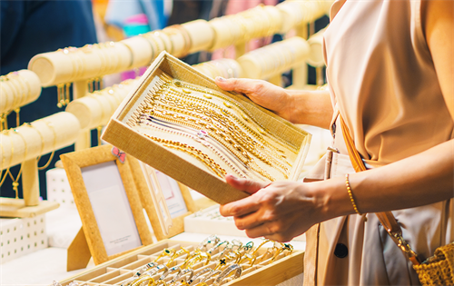 An interesting study has found that consumer purchasing patterns remain somewhat contradictory, with impulse buying increasing despite high cost-of-living pressures. | Source: Shutterstock