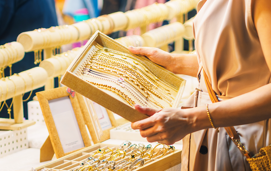An interesting study has found that consumer purchasing patterns remain somewhat contradictory, with impulse buying increasing despite high cost-of-living pressures. | Source: Shutterstock