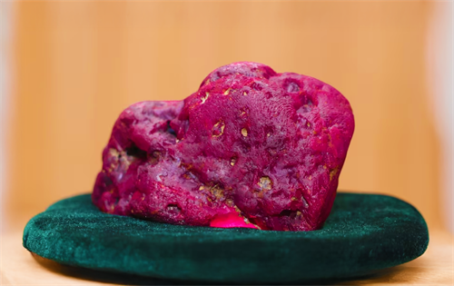 An enormous ruby weighing more than 2 kilograms has been discovered in war-torn Myanmar. | Source: ABC News