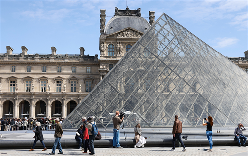 A film about the Louvre Museum's jewellery heist is in development, according to the French trade media. | Source: The Korea Herald