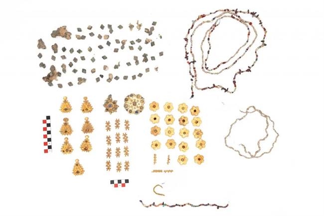 The full hoard excavated at Dariyah archaeological site. | Source: Artnet/Saudi Heritage Commission