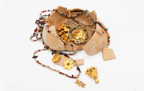 A gold jewellery collection, believed to be around 1,000 years old, has been discovered at an archaeological site in Saudi Arabia. | Source: Artnet/Saudi Heritage Commission