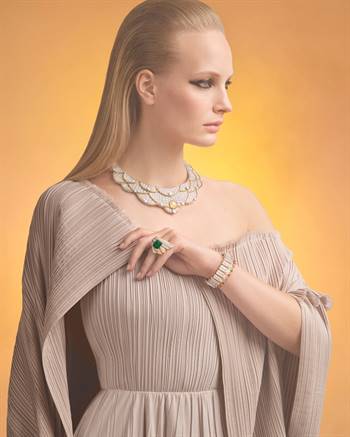 10.02-carat fancy vivid yellow diamond in the Beauté légendaire necklace