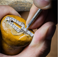 Setting diamonds
