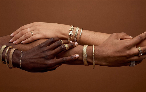A special report amid record-high gold prices has showcased the ways Australian jewellers are being forced to adjust designs, increase prices, and expand offerings to meet persistent demand. | Source: Lucy Folk