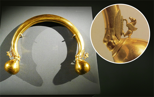 A 2,500-year-old Celtic gold torque has been stolen from a French museum, marking the continuation of a bizarre series of well-known jewellery thefts across the country. | Source: Le Monde