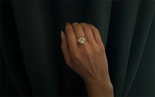 In the UK, a woman who purchased a ring at a flea market for a handful of pocket change has been stunned after landing a five-figure valuation. | Source: JCK Magazine/WeBuyVintage
