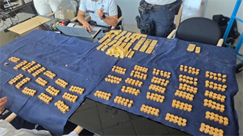 Police secured the gold and transferred it to a government facility, while authorities investigate whether the hoard is linked to criminal activity. | Source: BBC/Lokale Politie Dendermonde