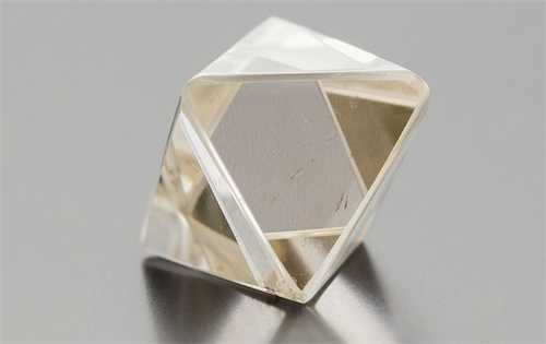 An investigation has uncovered a lab-created diamond, submitted to the Gemological Institute of America (GIA), that was deliberately made to mimic a natural diamond. | Source: GIA/Danny Bowler