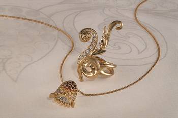 Bell: The flower can also be detached from the ring and worn separately as a pendant.