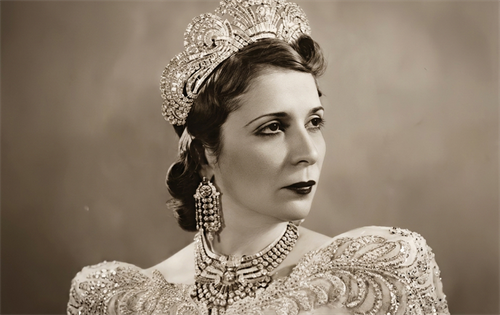 Thieves have struck a museum in Austria and escaped with a Van Cleef & Arpels diamond necklace of historical significance, valued at more than $6 million. | Source: What Women Want