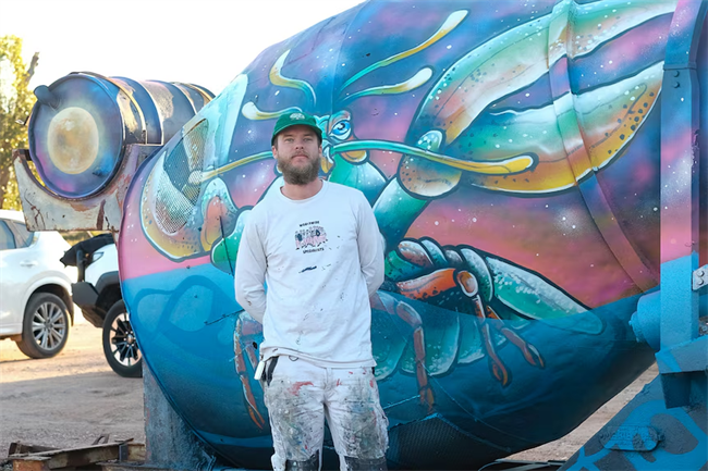 Lukas Kasper travelled from Melbourne to Lightning Ridge as part of the art agitators project funded by John Murray. | Source: ABC News/WorksByNathan