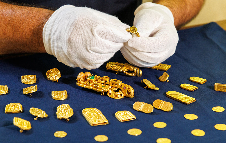 An impressive amount of gold, as well as jewellery and other assorted treasures, has been recovered from a shipwreck in the waters of Croatia. | Source: Reuters