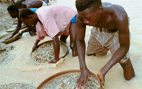 An article published in the UK mainstream media discussing the ethics of the natural diamond industry has ignited widespread outrage. | Source: CNN/Getty Images