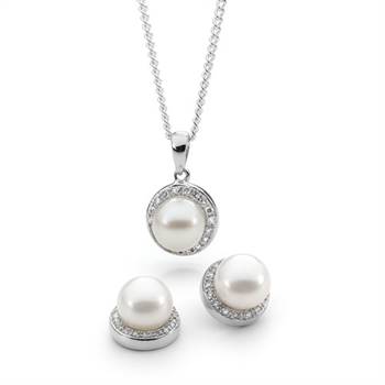 Ikecho Pearls' new freshwater pearl pendant and earrings
