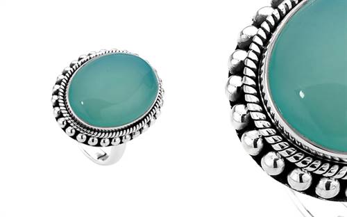 A ring from Najo's La Luna collection